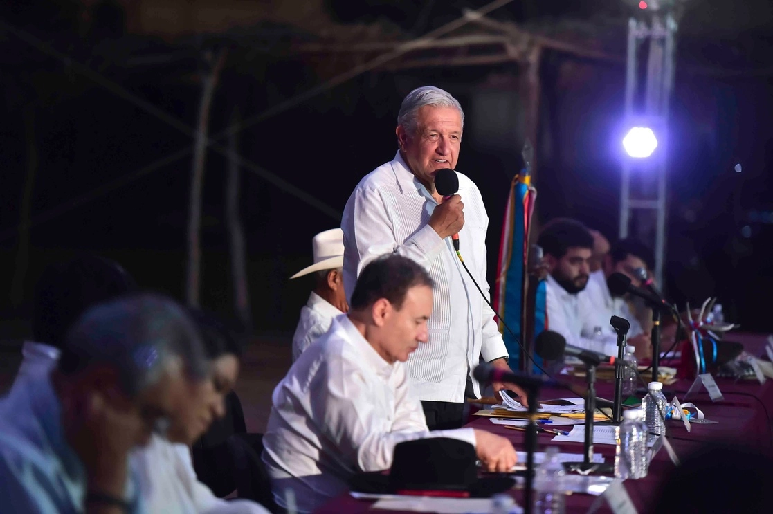 El presidente Andrés Manuel López Obrador (c) durante la presentación del Plan de justicia para el pueblo mayo. Foto Presidencia