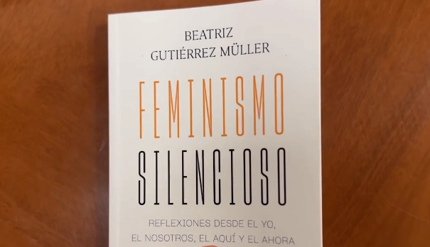 Imagen del libro editado por Planeta tomada de un video difundido ayer martes por la propia Beatriz Gutiérrez, en sus redes sociales 