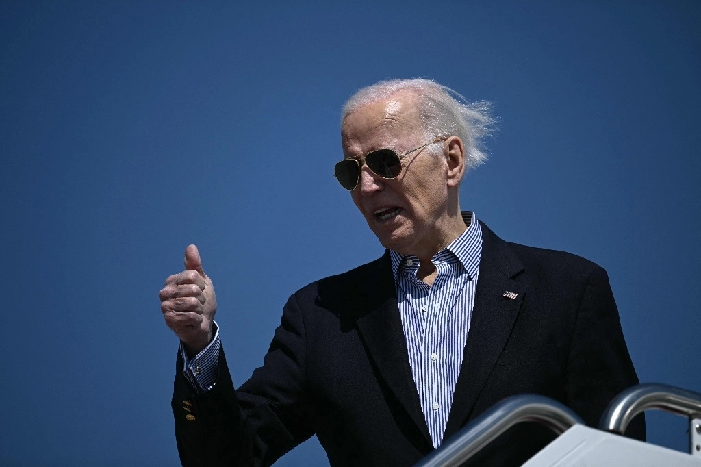 El presidente estadunidense Joe Biden aborda el Air Force One en la base conjunta Andrews en Maryland el 29 de marzo de 2024. Biden se dirige a Hagerstown, Maryland, y luego al retiro presidencial de Camp David. Foto Afp