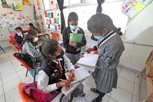 Un grupo de jovencitas que reciben educación secundaria multigrado, en una pequeña escuela de Conafe en Puebla. Foto Luis Castillo / archivo 