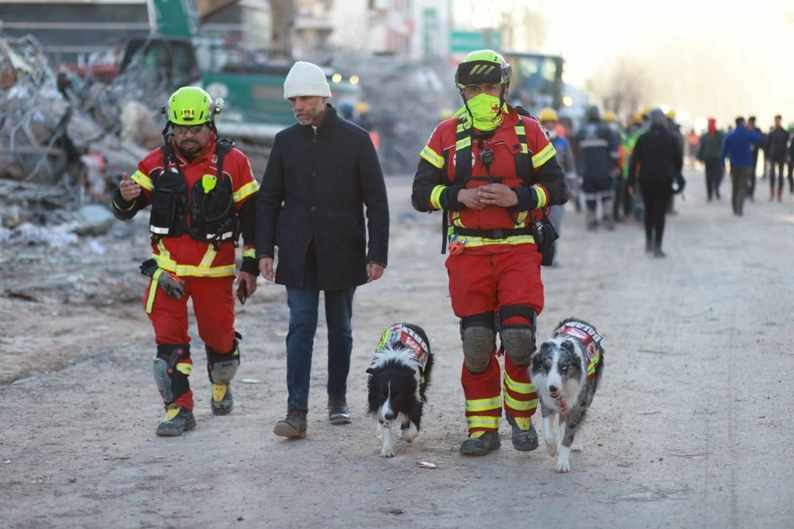 Rescatistas mexicanos junto con binomios caninos en la ciudad de Adıyaman, Turquía. Foto SRE