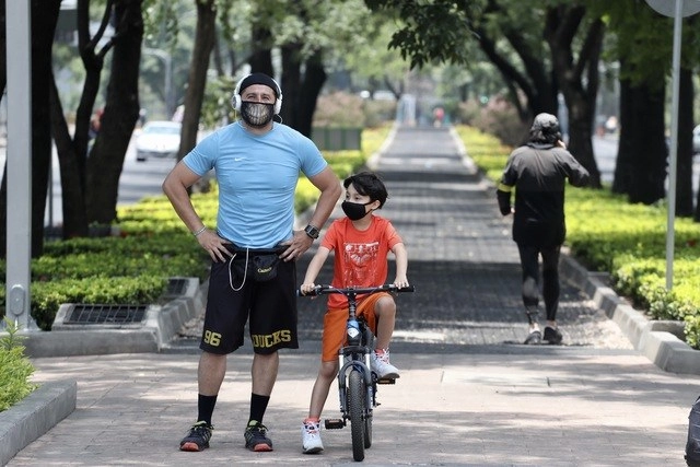 Padre e hijo pasean en el Bosque de Chapultepec. Foto Luis Castillo