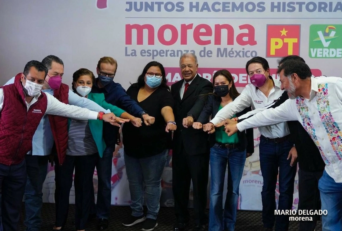 Integrantes de la coalición "Juntos Haremos Historia" tras conferencia de prensa. Foto tomada de la cuenta de Twitter @mario_delgado