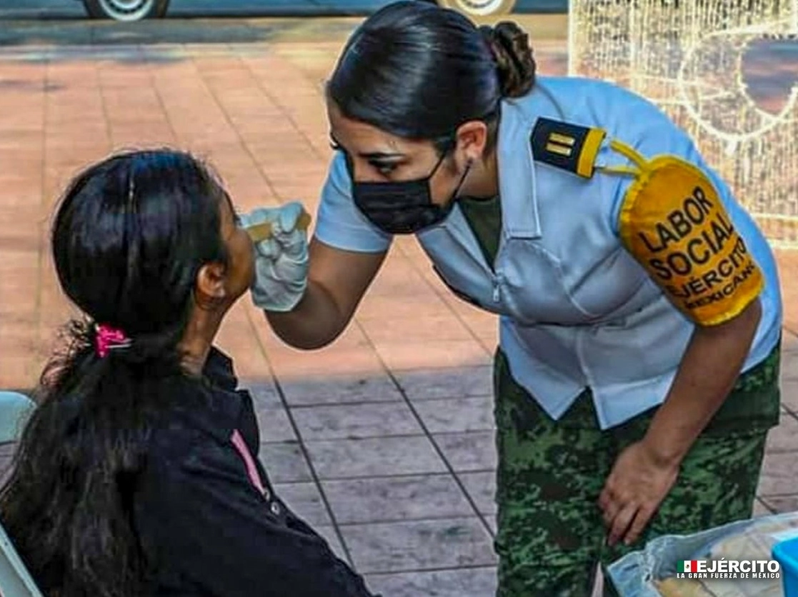 Elemento del Ejército mexicano durante labor social. Foto Sedena