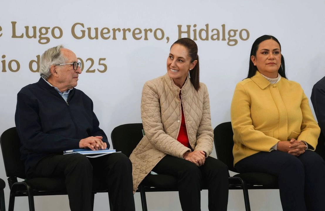 La presidenta Claudia Sheinbaum (c) junto con la secretaria del Bienestar, Ariadna Montiel (der) y el titular de Salud, David Kershenobich (izq). Foto 