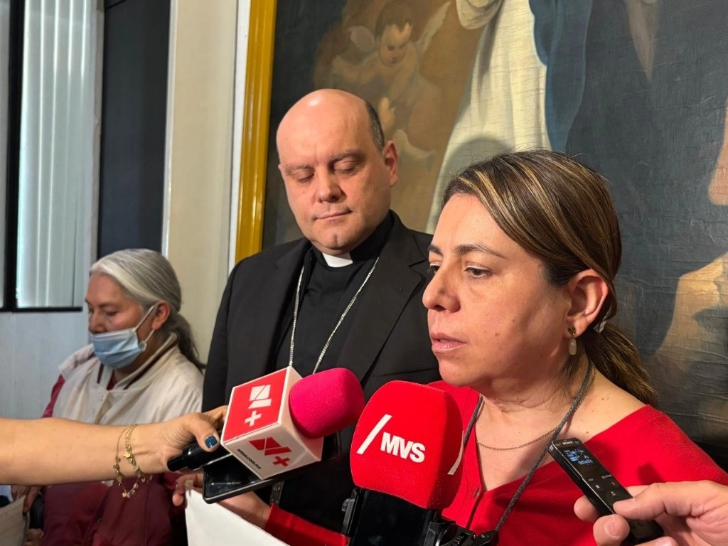 El Obispo auxiliar de la Arquidiócesis Primada de México, Francisco Acero y Maribel Enciso quien busca a su hija María José Monroy Enciso. Foto Carolina Gómez Mena


