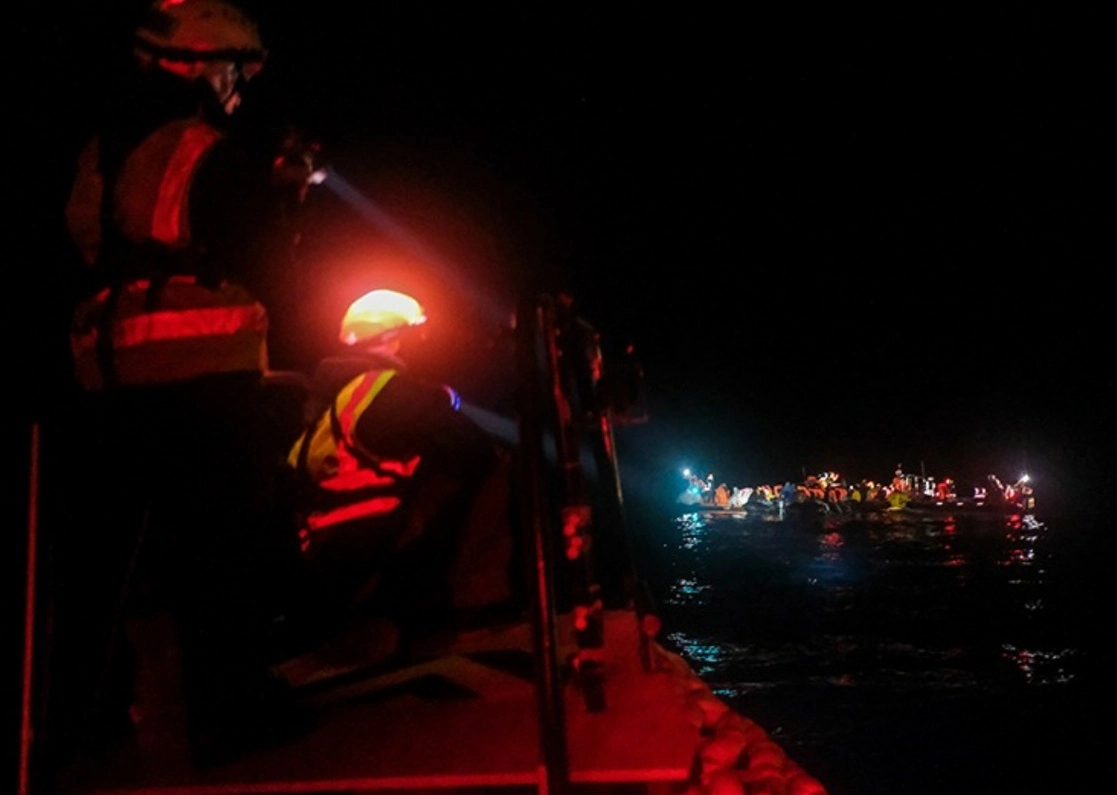 El barco humanitario Ocean Viking rescató a 113 migrantes en el mar Mediterráneo en su primera operación desde que atracó en noviembre en el puerto de Toulon, en el sur de Francia. Imagen tomada del Twitter @SOSMedFrance