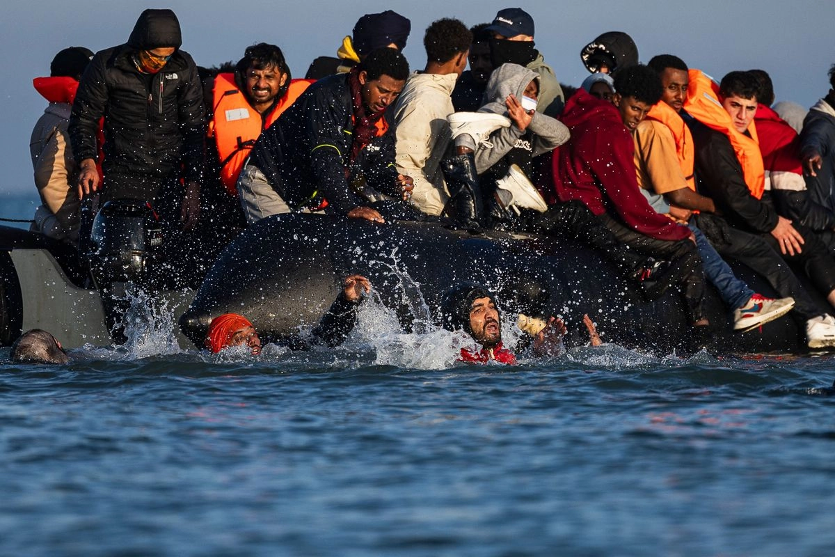 Migrantes intentan abordar embarcaciones de traficantes para cruzar el Canal de la Mancha frente a la playa de Gravelines, en el norte de Francia, el 27 de septiembre de 2025. Foto