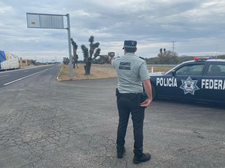 Un elemento de la Guardia Nacional monitorea la velocidad de los usuarios en una carretera. Imagen @GN_MEXICO_