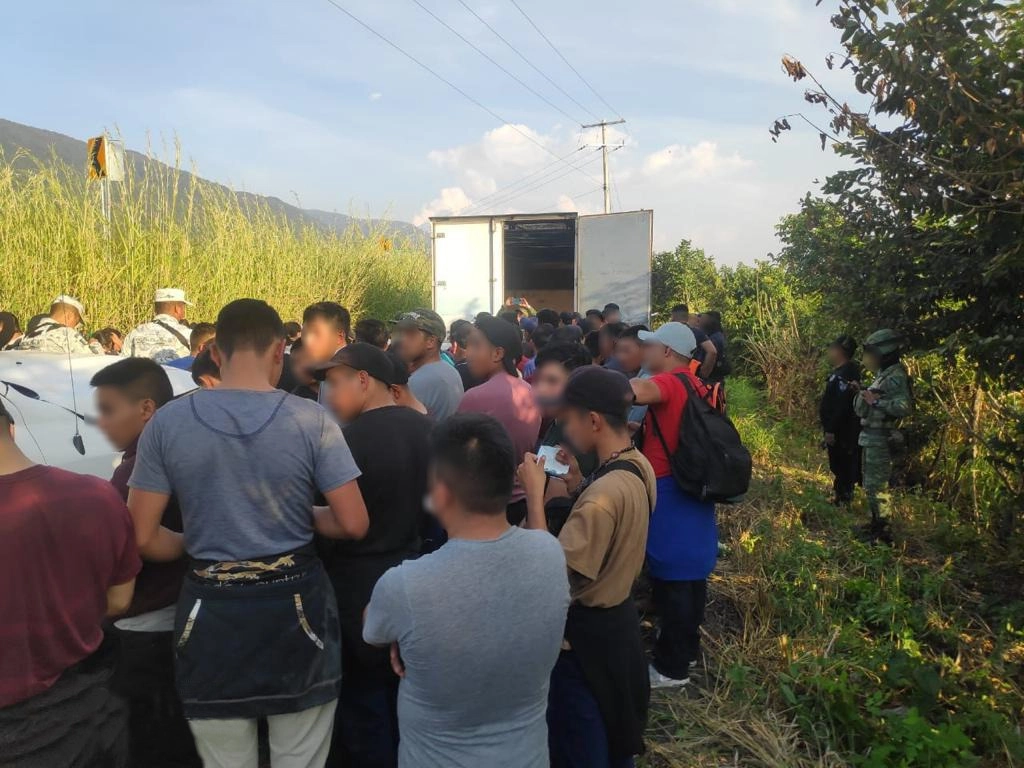 Los 82 migrantes de distintas nacionalidades fueron auxiliados por personal de la GN y trasladados a las oficinas del INM en Tuxtla Gutiérrez, Chiaps. Foto Cortesía GN
