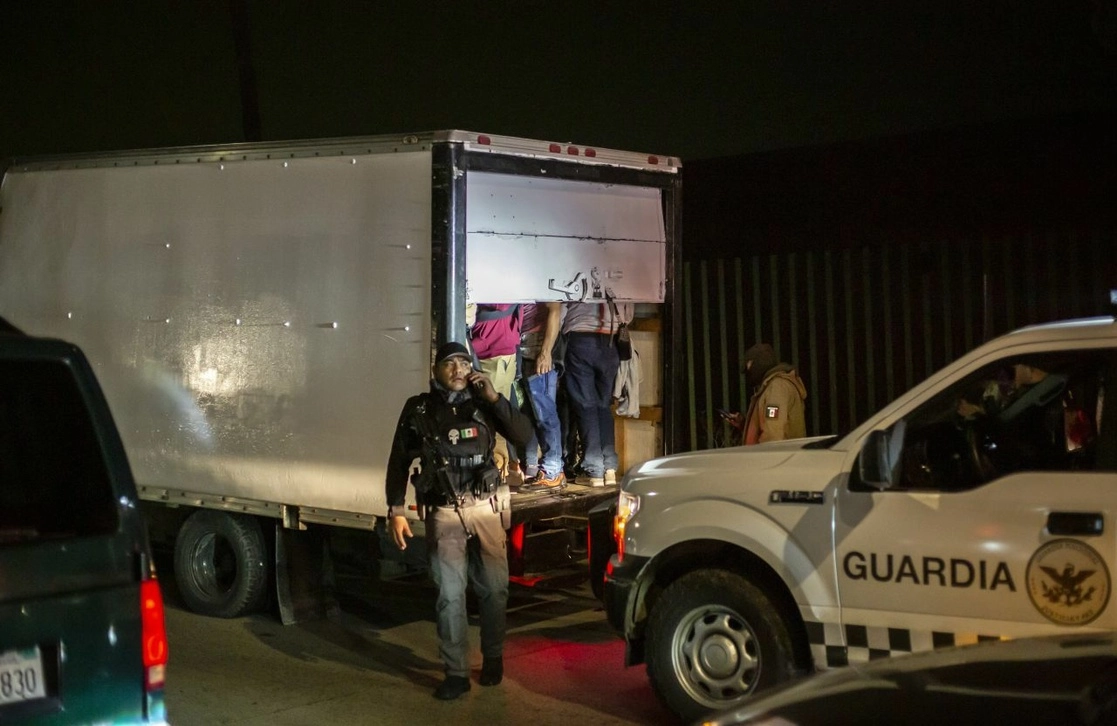 Los asegurados forman parte de 17 núcleos familiares de Brasil y cinco de Venezuela; 16 son originarios de Venezuela, uno de Portugal y 58 de Brasil; son 24 mujeres y 21 hombres adultos y 30 menores de edad, los cuales se canalizarían a la Procuraduría de Atención de Niñas, Niños y Adolescentes del DIF Baja California, informó la GN. Foto Cuartoscuro 