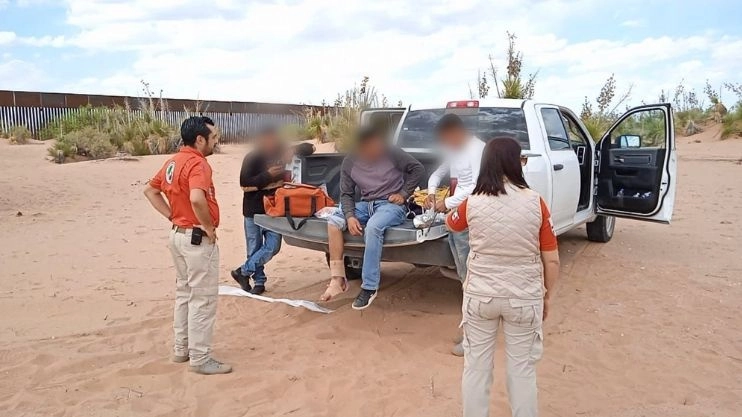 El Grupo Beta brindando asistencia y auxilio a migrantes. Foto tomada de la cuenta de Twitter @INAMI_mx