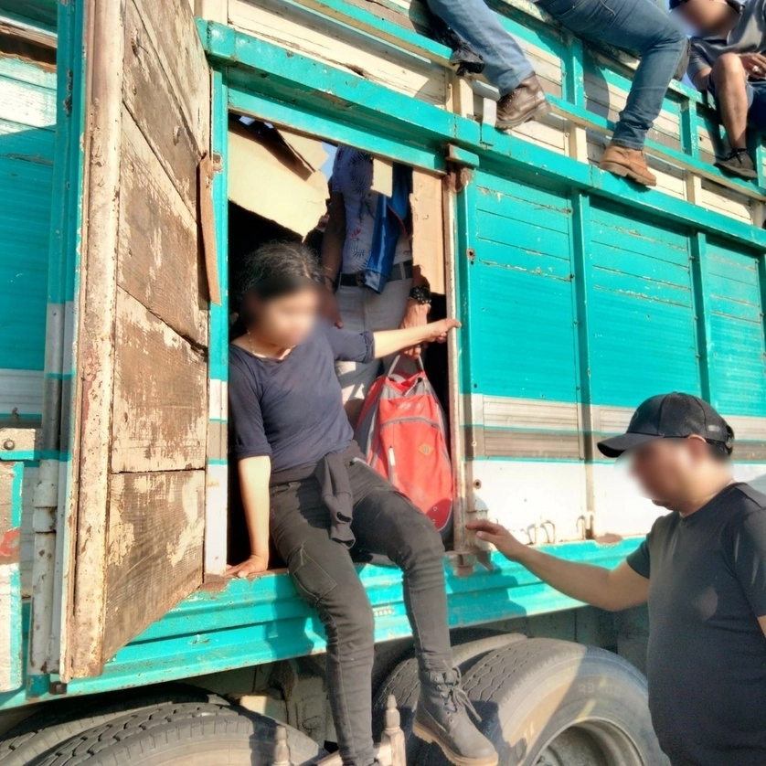 Migrantes de todas las edades viajaban en el vehículo. Foto Guardia Nacional