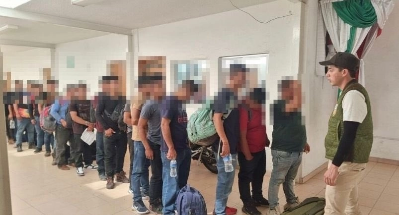 Migrantes rescatados por personal del Instituto Nacional de Migración. Foto INM