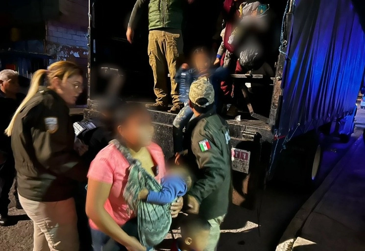 Al interior del compartimento eran trasladados sin alimento y ventilación: 84 mujeres y ocho hombres adultos, 120 menores acompañados, 18 adolescentes no acompañados de Guatemala y un hombre de El Salvador. Foto difundida por el INM 
