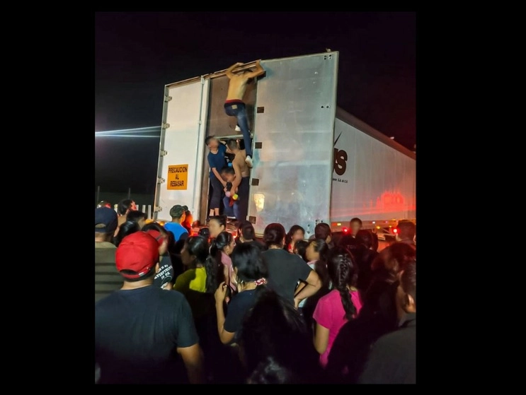Hacinados y deshidratados en una caja de un tráiler, 350 migrantes fueron rescatados por el Instituto Nacional de Migración a la altura de la caseta de cobro de Cosamaloapan, entre los municipios de Córdoba y Coatzacoalcos. Imagen tomada de @INAMI_mx