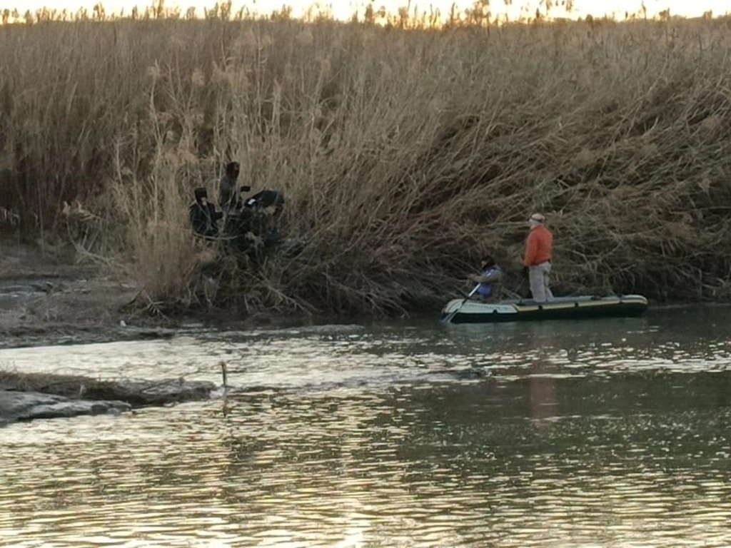 Agentes del Grupo Beta del Migración durante el rescate de migrantes. Foto INM