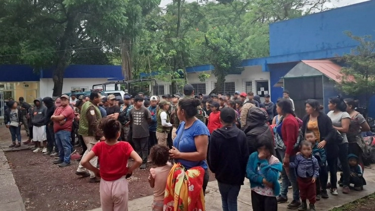 Tras su rescate, las personas extranjeras fueron llevadas a la Estación Migratoria de Acayucan para continuar con su chequeo médico, brindar alimentación y su proceso administrativo, el 26 de junio de 2023. Foto tomada de Twitter @INAMI_mx
