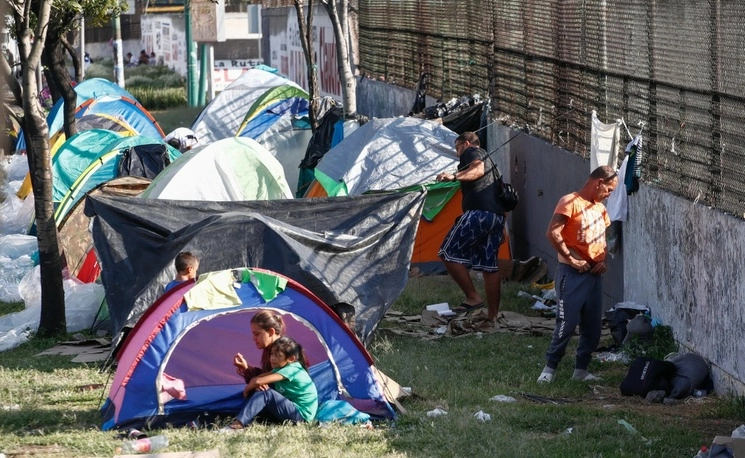 Campamento migrante instalado frente a la Central de autobuses del Norte. Foto Víctor Camacho