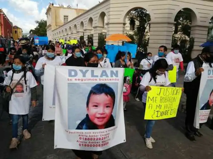 Cerca de cien personas marcharon el 14 de julio en San Cristóbal de las Casas, Chiapas, para demandar la localización de Dylan, de dos años de edad, robado el 30 de junio en el Mercado Popular del Sur. Ayer, como parte de la investigación sobre el paradero del niño, la policía estatal desmanteló una red de trata en ese municipio y rescató a 23 menores, aunque sigue sin hallar al pequeño. Foto Elio Henríquez