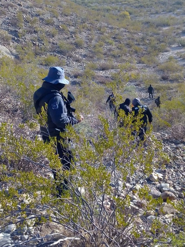 Autoridades de Chihuahua en el desierto. Foto 'La Jornada'