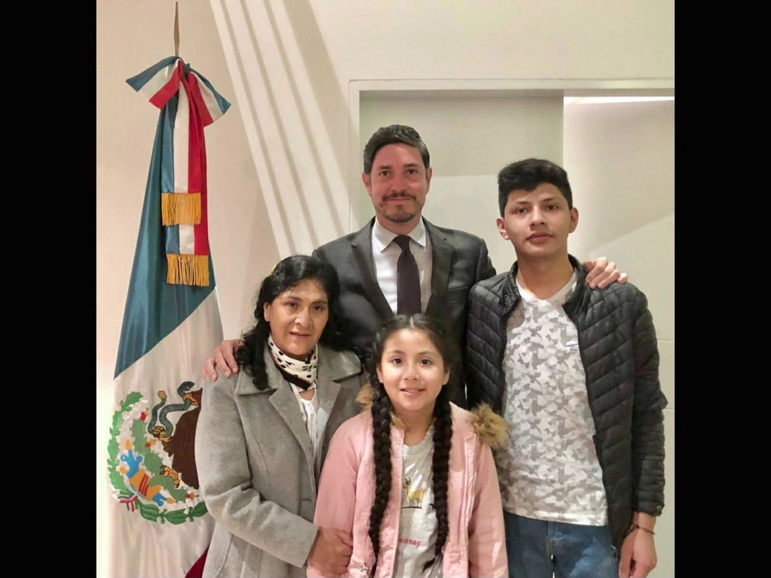El embajador de México en Perú, Pablo Monroy Conesa; la esposa del destituido presidente Pedro Castillo, Lilia Paredes, y sus hijos Arnoldo y Alondra, partieron en la madrugada desde Lima en un vuelo comercial hacia la CDMX tras abandonar la legación nacional. Foto ‘La Jornada’