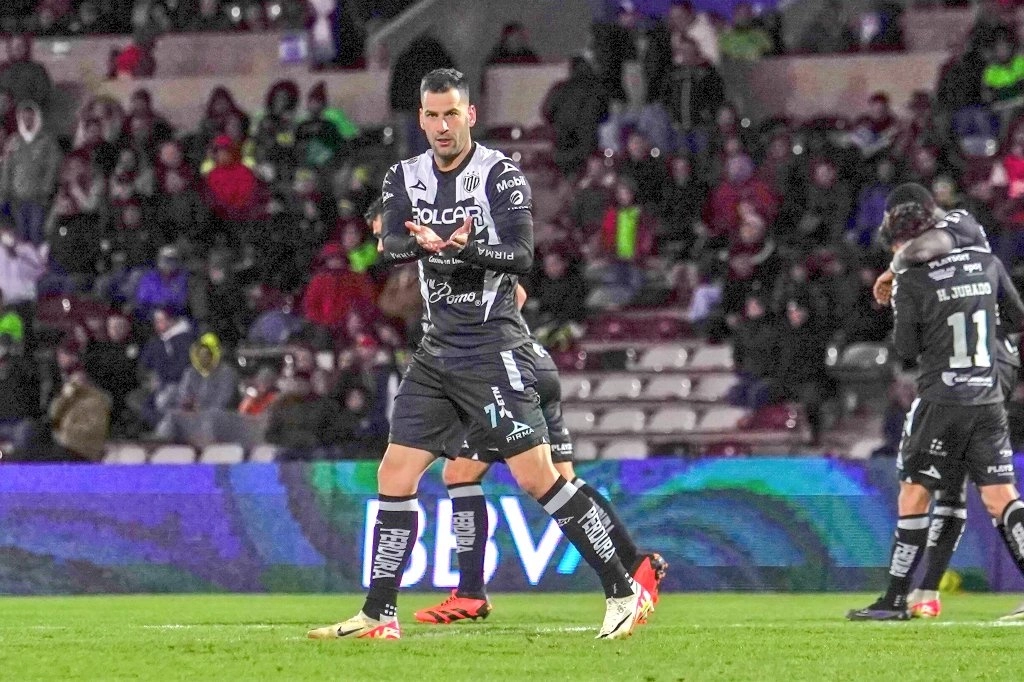 Édgar Méndez conectó un remate de cabeza al 90+7 para darle el empate a los Rayos. Foto @ClubNecaxa