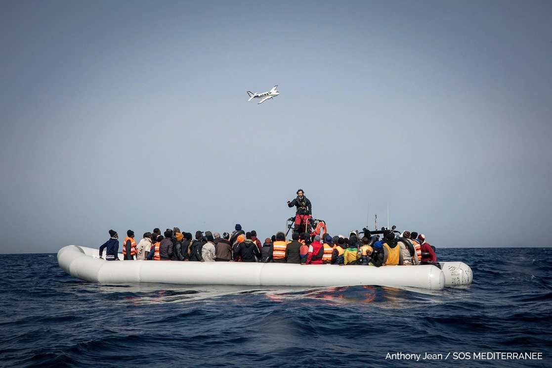 Migrantes fueron rescatados por Ocean Viking, operado por Médicos Sin Fronteras y SOS Mediterráneo. Foto Twitter @SOSMedIntl
