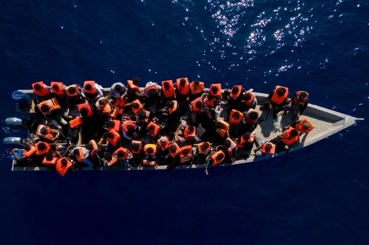 Migrantes de Eritrea, Libia y Sudán navegan en un bote de madera antes de ser asistidos por trabajadores humanitarios de la ONG española Open Arms, en el mar Mediterráneo, a unas 30 millas al norte de Libia, el sábado 17 de junio de 2023. Foto Ap