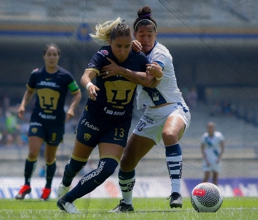 Las locales no se desanimaron y buscaron rescatar al menos el empate, pero al 73 recibieron otra estocada, luego de que Savianna Gómez firmó un doblete para conseguir el 3-1 y silenciar la tribuna del estadio universitario. Foto @ClubPueblaFem