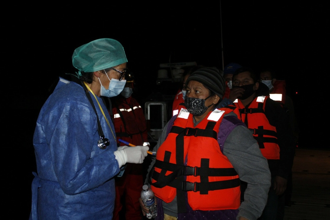 Todos los ocupantes de la embarcación fueron revisados para constatar su buen estado de salud, y el Instituto Nacional de Migración fue notificado. Foto cortesía de la Semar