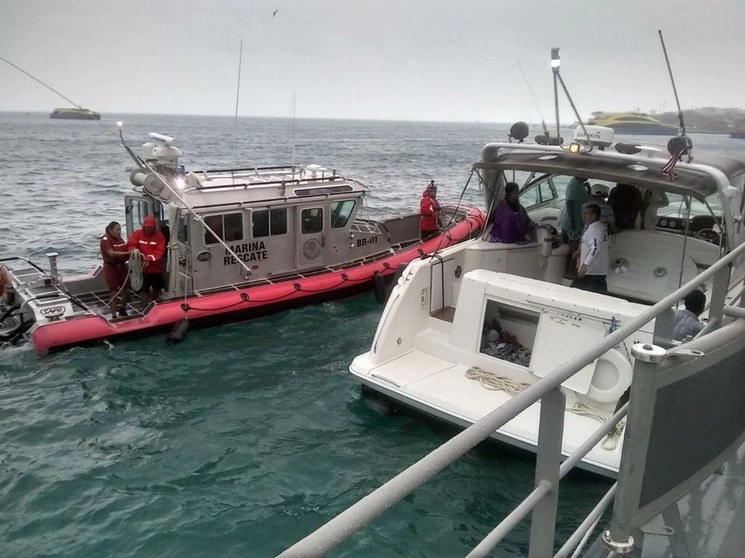En dos acciones diversas se rescató a 28 turistas que se encontraban a bordo de dos embarcaciones de recreo en problemas, en inmediaciones de Isla Mujeres, Quintana Roo. Foto cortesía de la Semar