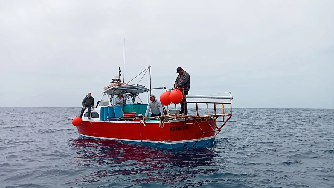 Pescadores al momento de ser auxiliados por elementos de la Marina. Foto Cortesía Semar 