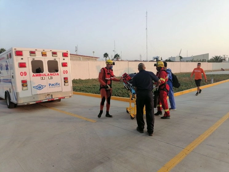 La Secretaría de Marina (Semar) rescató a un marino que sufrió un pre infarto a bordo de un buque mercante, en inmediaciones de la isla Coronados, en Baja California. Foto cortesía de la Secretaría de Marina