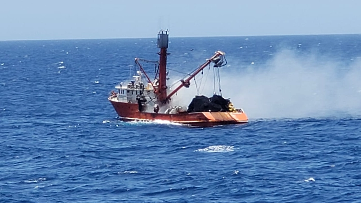 Los tripulantes de un buque sardinero fueron rescatados por la Semar, luego de que su embarcación presentó un conato de incendio. Foto cortesía de Semar 