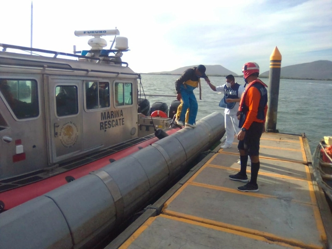 Los pescadores fueron rescatados y llevados a salvo hasta un muelle de la Secretaría de Marina (Semar) en Topolobampo, Sinaloa. Foto cortesía Semar