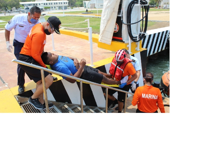 El lesionado fue llevado al muelle de la Octava Región Naval, y luego trasladado al Hospital Regional Naval. Foto cortesía Semar