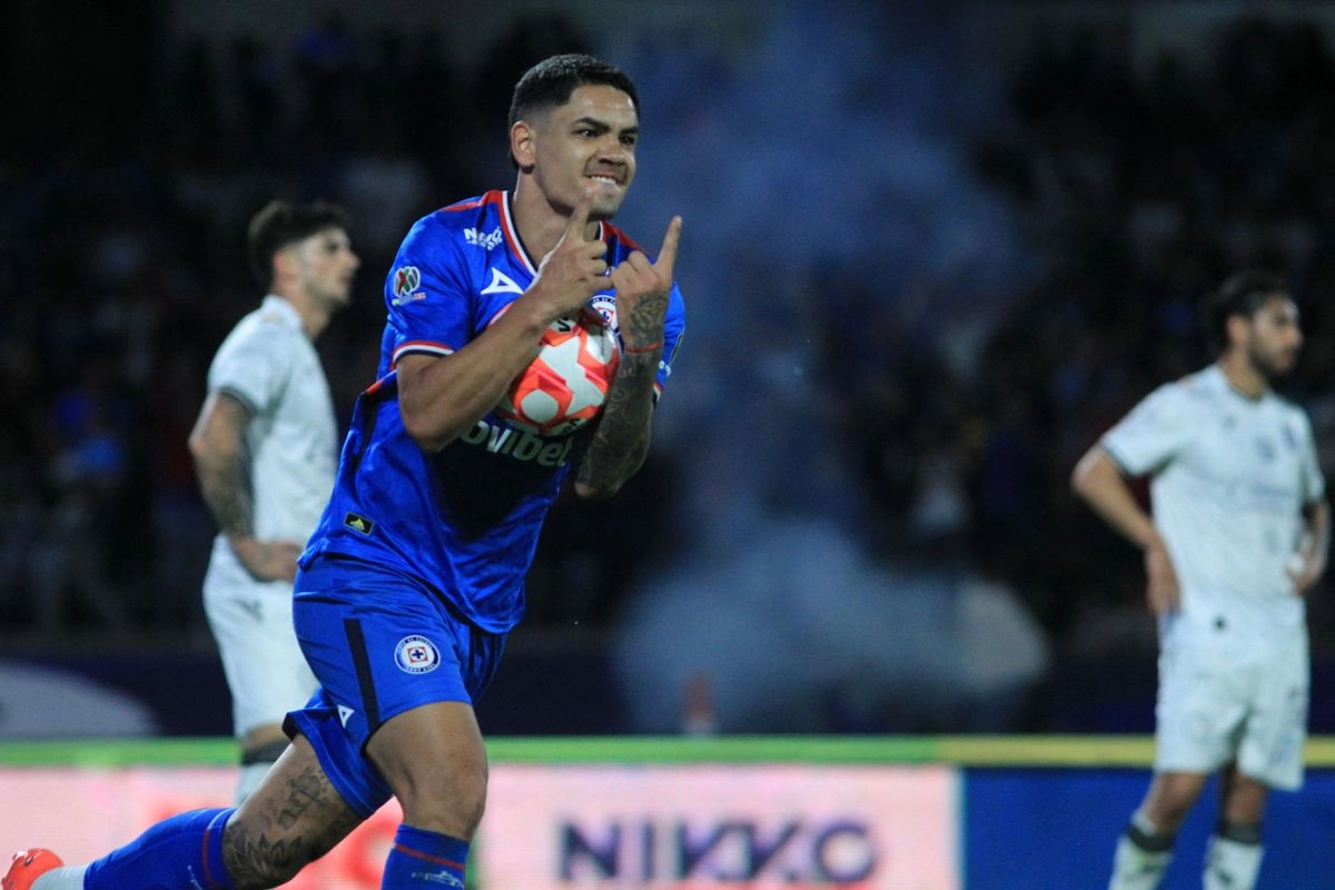 Cruz Azul. Gabriel 'Toro' Fernández salió al rescate de La Máquina tras un yerro del arquero Kevin Mier para evitar una bochornosa derrota y conseguir en el tramo final un empate 2-2 frente al sotanero Querétaro. Foto