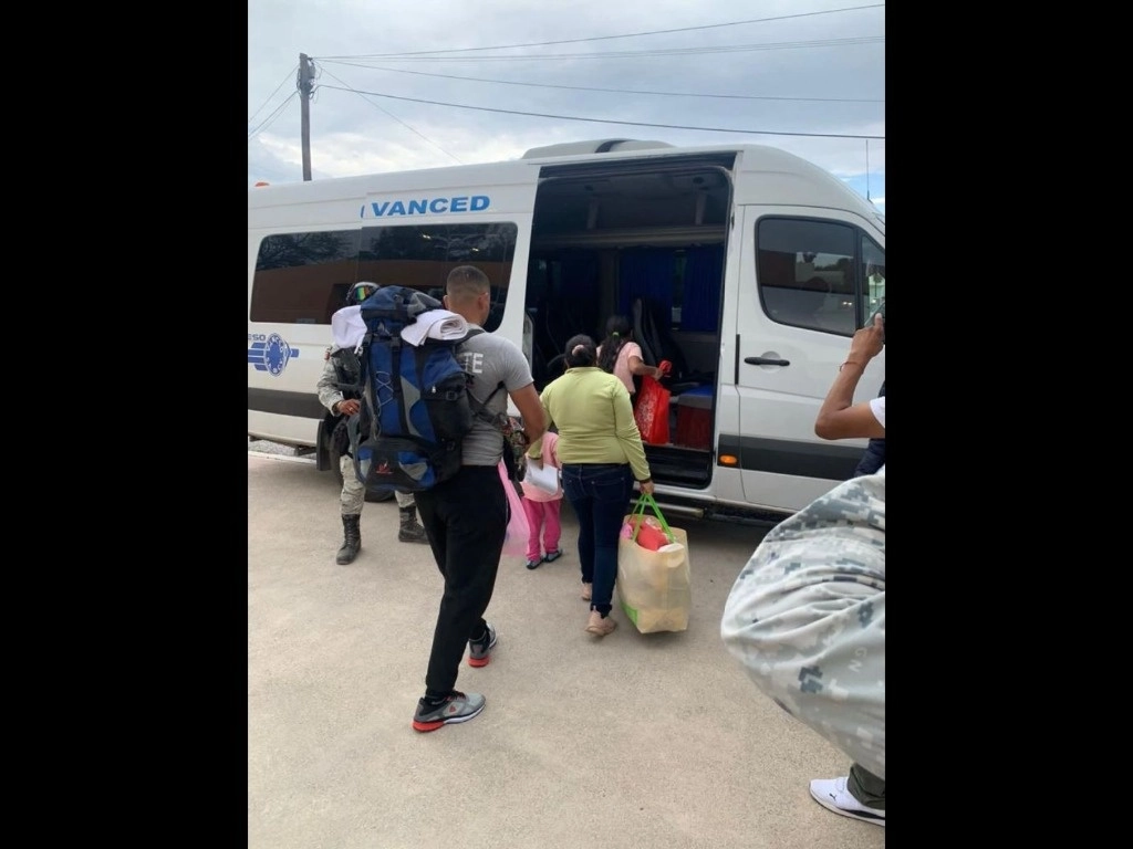 Agentes de la Guardia Civil de San Luis Potosí trasladaron a 27 de los más de 100 extranjeros rescatados el jueves en el municipio de Matehuala a la delegación del Instituto Nacional de Migración en la capital del estado. Foto 'La Jornada'