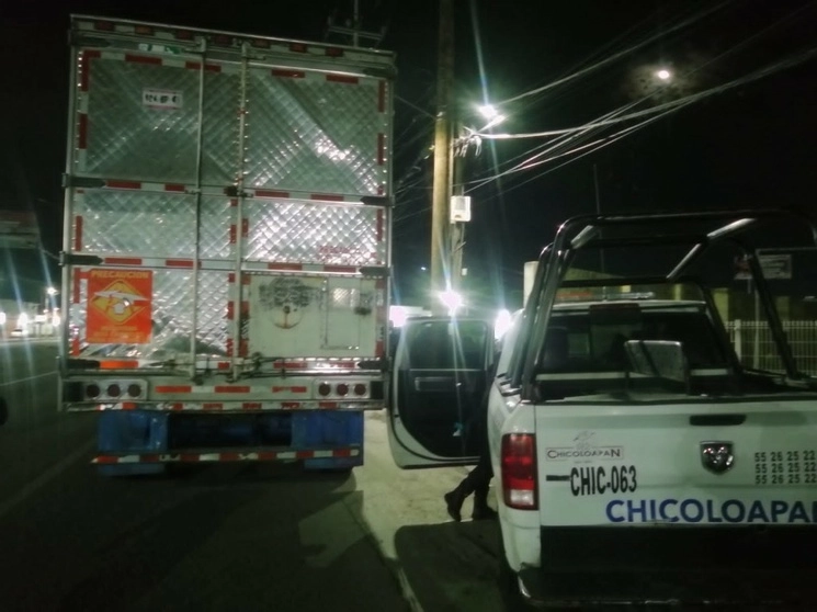 Los migrantes eran transportados en un tractocamión de carga, el 5 de septiembre de 2023. Foto 'La Jornada'