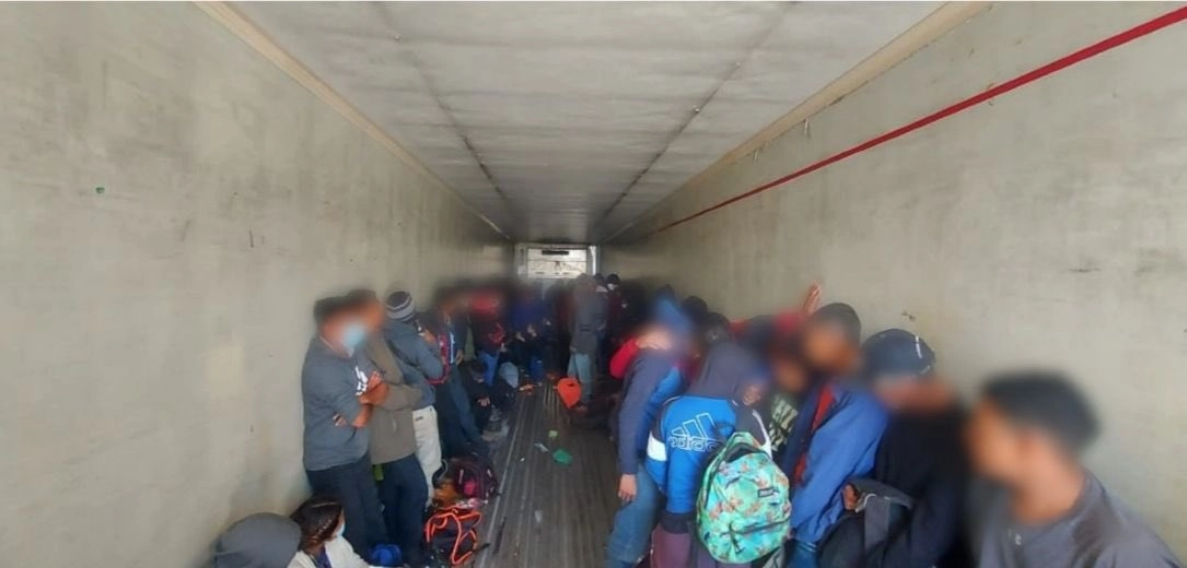 Los 108 migrantes eran trasladados dentro de la caja de un tráiler y fueron rescatados en la autopista a Saltillo, en el municipio de Santa Catarina. Foto tomada de @INAMI_mx