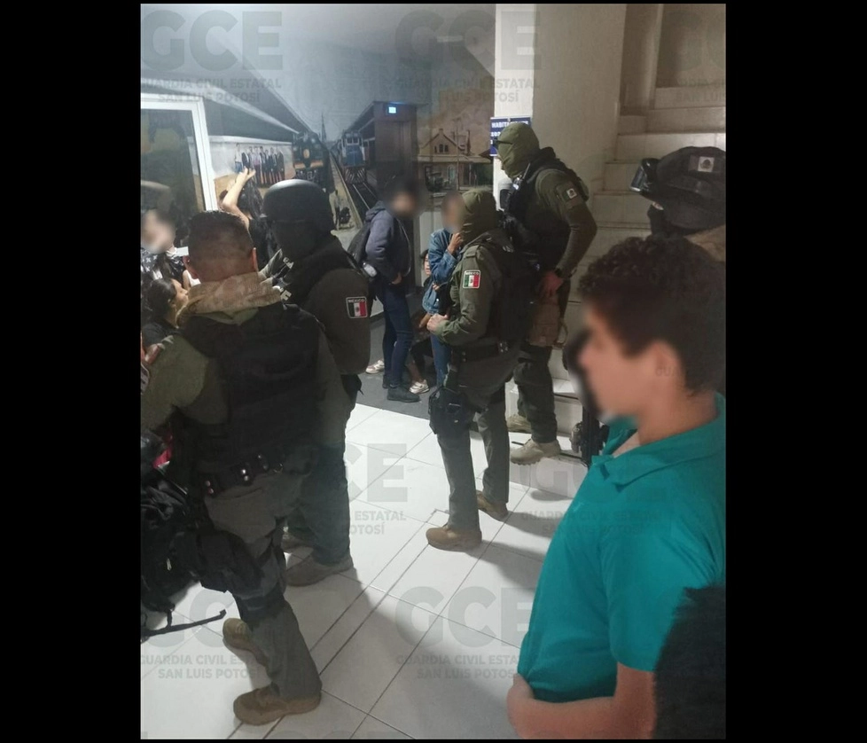 Más de un centenar de migrantes, de diversas nacionalidades, fueron rescatados en la ciudad de San Luis Potosí y en el municipio de Soledad de Graciano Sánchez por la Secretaría de Seguridad y Protección Ciudadana estatal. Foto ‘La Jornada’