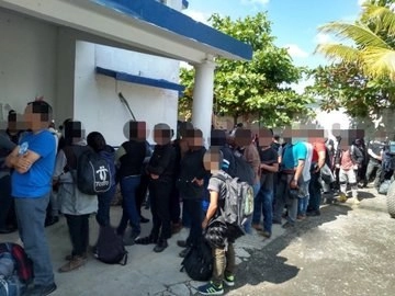 Los migrantes, provenientes de Guatemala, Honduras, El Salvador, Nicaragua y Costa Rica, eran trasladados en un tractocamión. Foto Twitter @SP_Veracruz