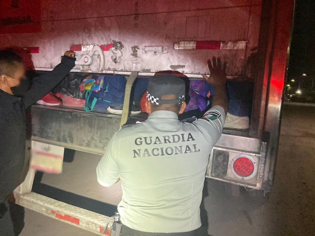 Los 121 migrantes viajaban hacinados en un tráiler que fue abandonado en la Carretera Matehuala-Saltillo. Foto tomada de la cuenta de Twitter @INAMI_mx