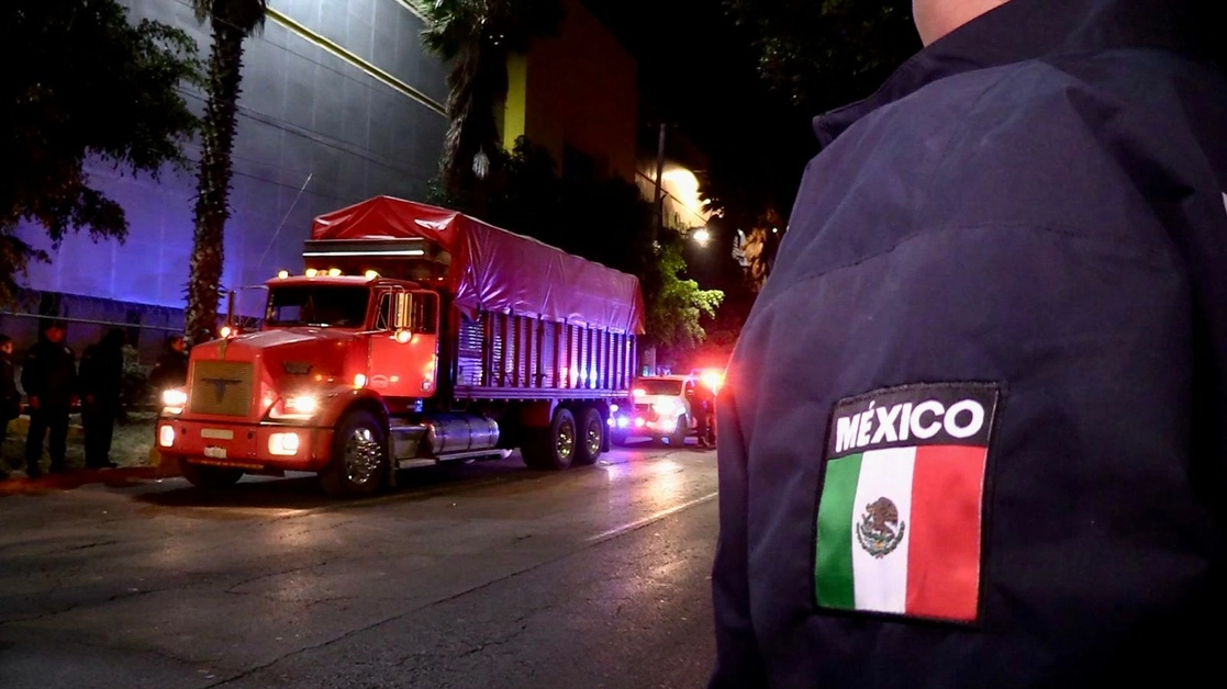 En el lugar fueron asegurados 96 hombres, 23 mujeres y 4 menores de nacionalidad guatemalteca y salvadoreña, los cuales pretendían llegar a la frontera norte de nuestro país. Foto La Jornada
