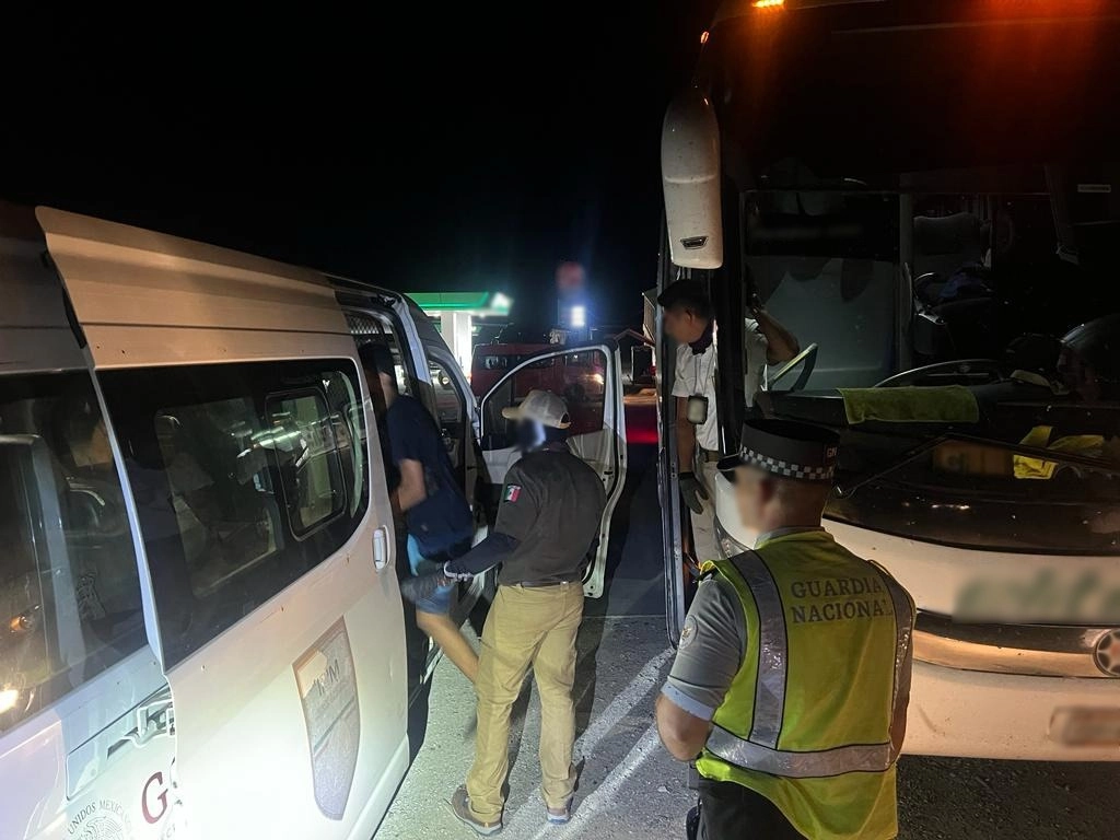 Personal de la Guardia Nacional en el rescate de migrantes este viernes en Sonora. Foto INM