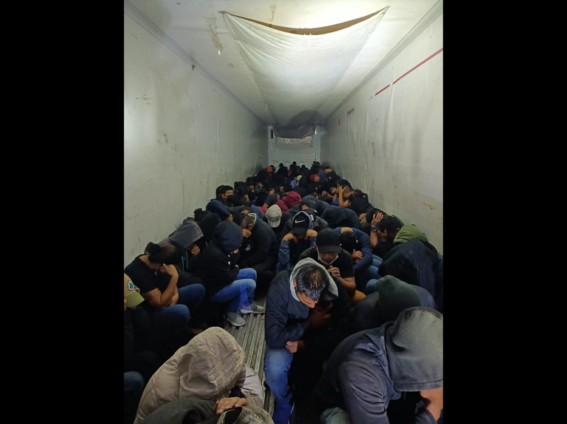 Elementos de la Secretaría de Seguridad de San Luis Potosí descubrieron a los migrantes cuando interceptaron un tráiler en el kilómetro 99 de la Súper Carretera 75 San Luis-Ríoverde para someterlo a una revisión. Foto cortesía del Gobierno de San Luis Potosí