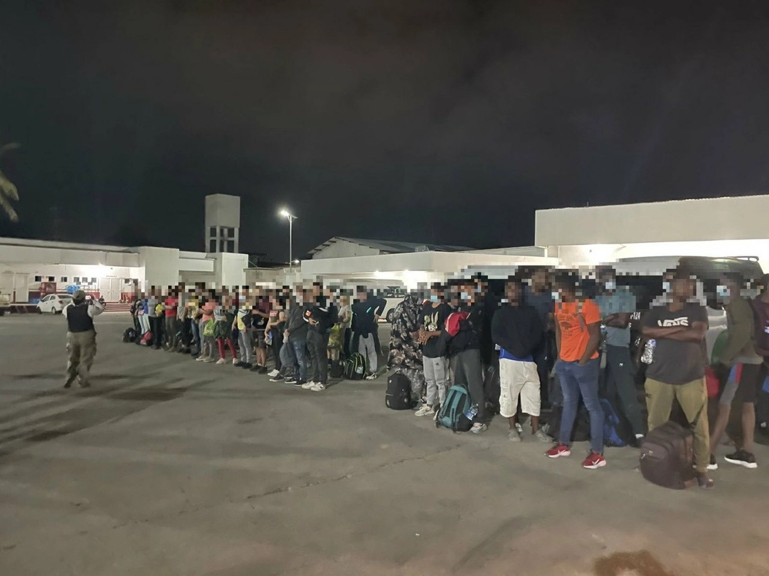 Agentes del Instituto Nacional de Migración en Chiapas identificaron a 84 extranjeros abandonados por los conductores de seis vehículos en los que eran transportados, metros antes de llegar al punto de revisión migratoria del Ejido El Edén, ubicada en el municipio de Tapachula. Foto tomada del Twitter de @INAMI_mx
