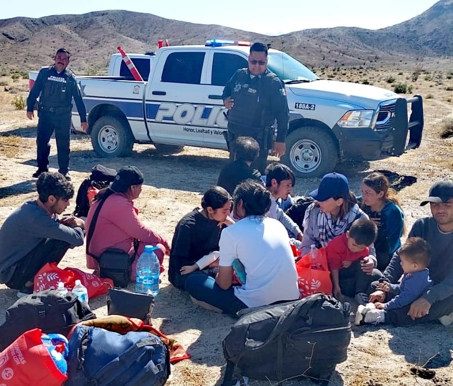 Los migrantes fueron rescatados en una zona desértica por agentes de la Dirección de Seguridad Pública de Mexicali, militares y Grupo Beta. Foto Lindero Norte