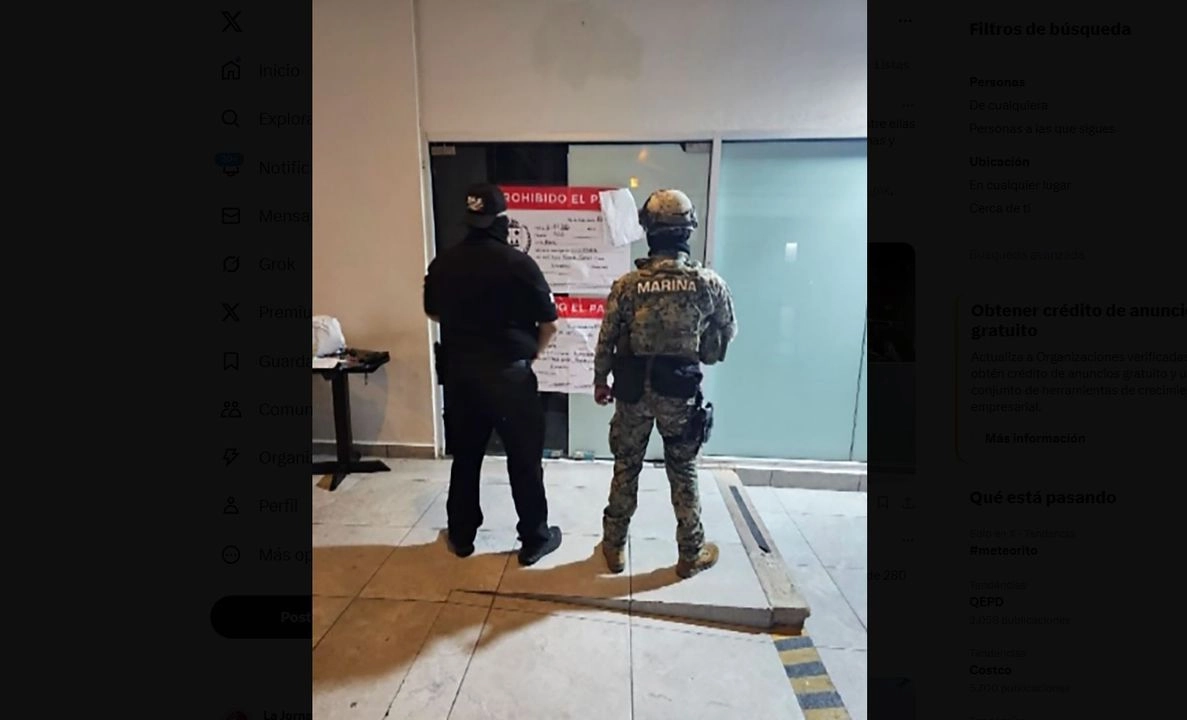 Personal de la Fiscalía estatal y de la Semar colocaron sellos de clausura en el bar. Foto